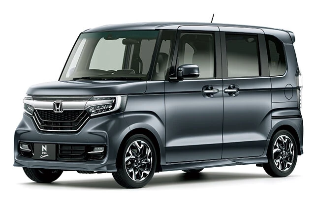 2代目 N-BOXカスタム（2017年～2023年）初代が爆売れしたため、ホンダはさらに資金を注ぎ、もはや軽自動車とは思えぬレベルに魔改造した怪物カーが爆誕。国内唯一の月販2万台超を連発