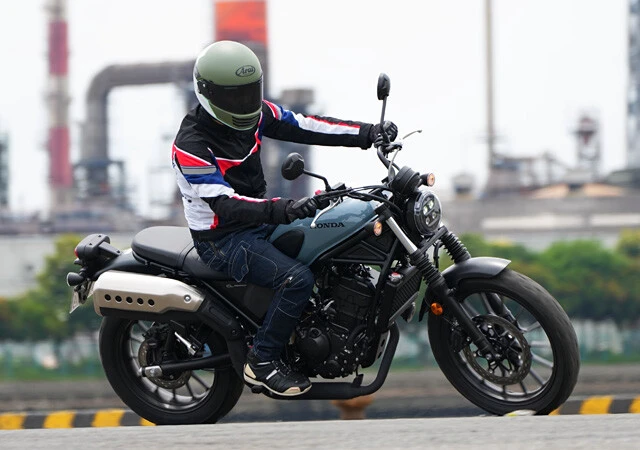 【第2位】ホンダ CL250 価格:62万1500円 アップハンドルがもたらす余裕ある乗車姿勢、手頃な価格、そして「どこでも映えるバイク」として、多くの若者ライダーを魅了