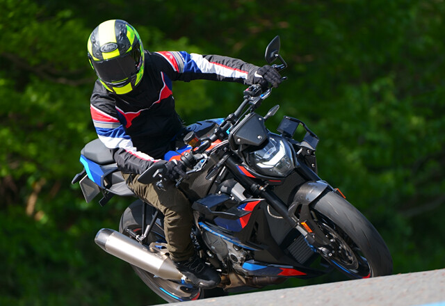【第2位】BMW　M1000R　価格：265万2000円～　サイドカウルから大きく張り出したウイングレットは、フロントタイヤを路面に押しつける役割を果たす。世界最高峰のロードレースMotoGPで進化したものだが、ネイキッドモデルにも転用するとは恐れいった！