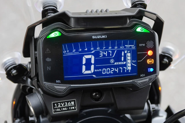 インパネはフル液晶ディスプレー。スピードメーター、時計、平均燃費などを表示