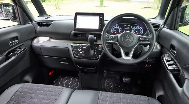 室内空間は軽の売れ筋であるスーパーハイトワゴンらしく、実に広々としている。実際に運転するとわかるが、視界も抜群