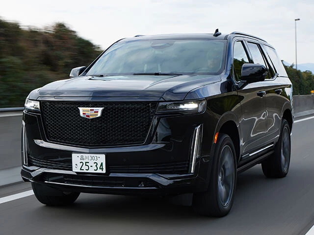 第4位「キャデラック エスカレード」週プレが試乗したモデルは1800万円。ボディはワガママにも程があるダイナマイト系で、実車の威圧感は新車最強レベル！