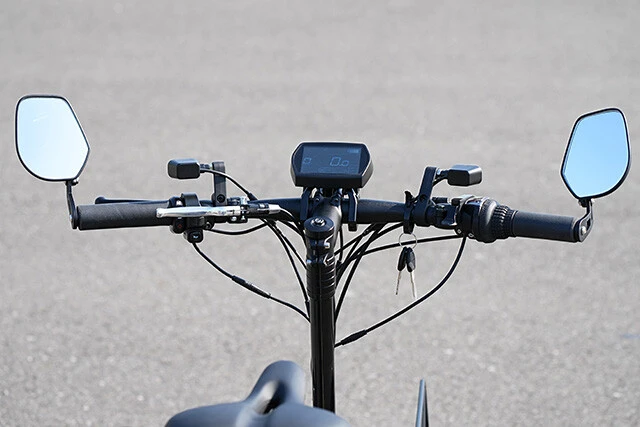 左側の電源ボタンを長押しでシステムを起動。メーターが表示される。発進はハンドル右側のレバーを押し込む