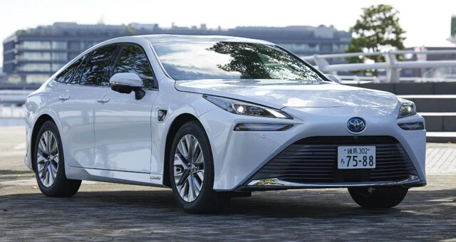 トヨタ ミライ 価格:710万円6000~860万円 流麗な4ドアクーペのようなFR(後輪駆動)フォルム。ちなみに秀逸な自動運転レベル2を搭載。高速道路ではハンズオフが可能