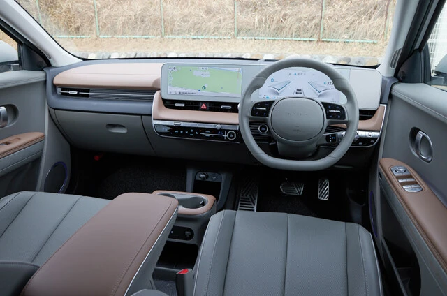 コックピットで目を引くのは、メーター用とインフォテインメント用の2枚のスクリーン