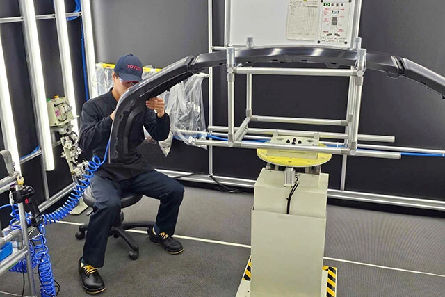 センチュリーの高品質を守るトヨタ「田原工場」。新センチュリーを担当するのは選ばれし42人の匠。ご覧のように完全手作業の工程もある