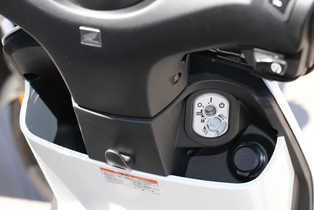 インナーラックの左側には500ミリリットルのペットボトルが入る。右側にはUSBソケットを装備している