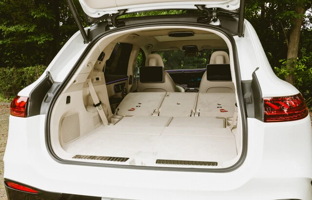 荷室の容量は7人乗車で195リットル。しかし、3列目シートを畳むと800リットル、2列目シートを倒せば2020リットルを誇る