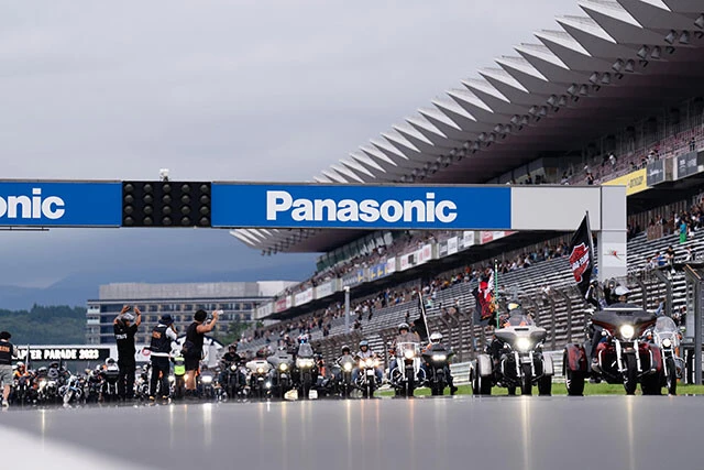 ハーレーの夏フェスは大盛況！　音楽ライブやニューモデル試乗会など、コンテンツ充実のブルスカ。写真は毎年恒例のパレード。先陣を切ったのは野田社長である