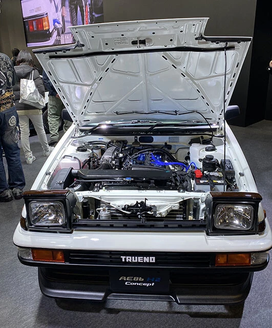 トヨタ「AE86H2 Concept(水素エンジン車)」86トレノはインジェクション(燃料噴射装置)こそ水素用になっているが、ベースエンジンはトヨタの名機4A-GE型をブッ込み!!