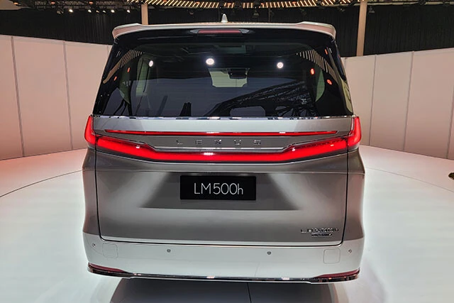 お披露目されたプロトタイプのリアには「LM500h」のエンブレムが輝く。もちろん、リアゲートは電動で開閉する