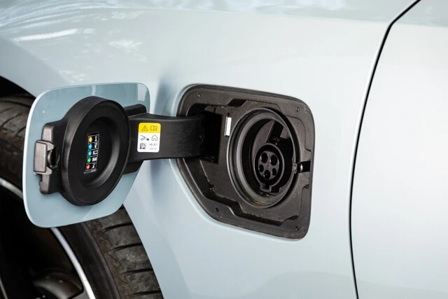 充電口は左フロントフェンダーに装備。充電は普通充電のみに対応。12kWhのリチウムイオンバッテリーは約4時間でフル充電