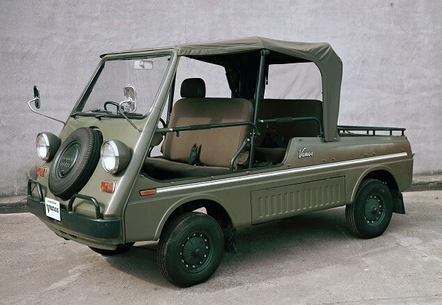 後席も追加されて4人乗りとした「バモスホンダ-4」