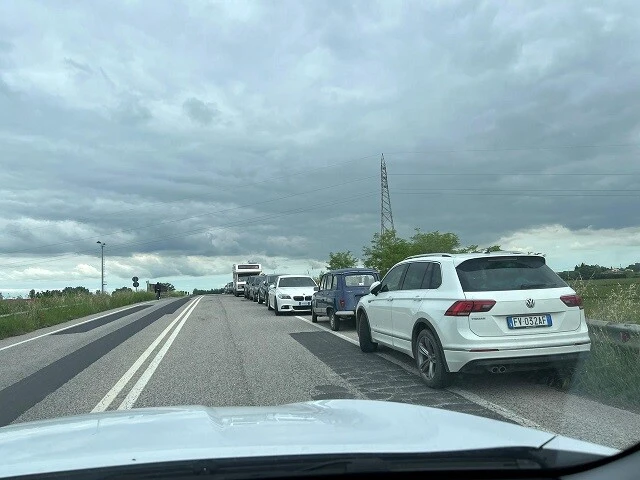 冠水から守るために高台に駐車しているクルマ