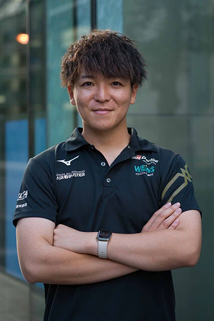 「初めて実車でレースしたとき、感動したんです。『なんてわかり やすいんだ!』って」と語る冨林勇佑氏