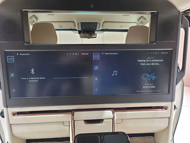 48インチ大型ワイドディスプレーを備えたパーティションにより前席と後席が区切られ、後席は完全個室と化す