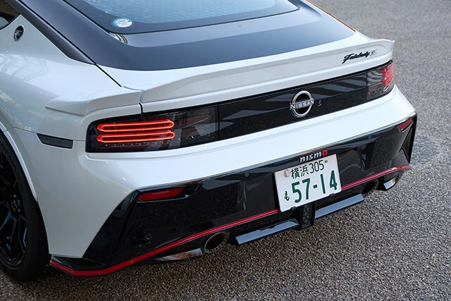 ニスモ専用のリアスポイラーは、ダウンフォース(車両を路面に押しつける力)が向上