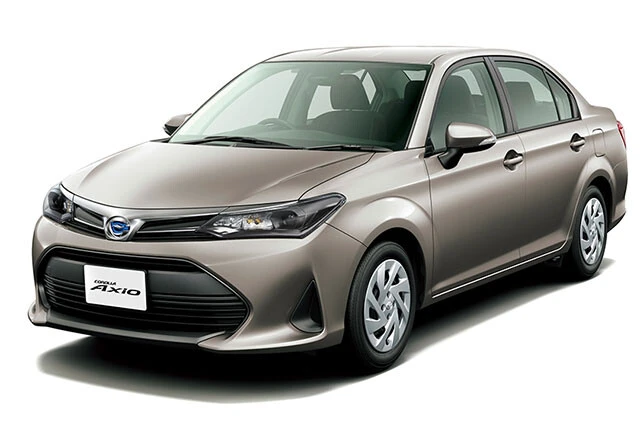 【セダン部門最優秀】トヨタ「カローラアクシオ(HEV/FF)」価格 217万7000円、WLTCモード燃費 27.8㎞/L、実燃費 22~23㎞/L。デビューから10年以上が経過しているが、5ナンバーサイズのボディと優れた燃費で、根強い人気を誇る。トヨタの隠れた名車だ