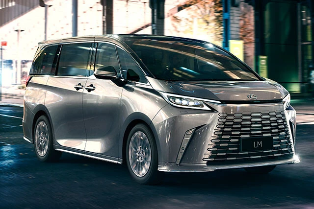 第5位「レクサス LM」日本のレクサスでミニバンが正規販売されるのは史上初。年内に販売開始となる予定。価格は1000万円台というウワサも!?