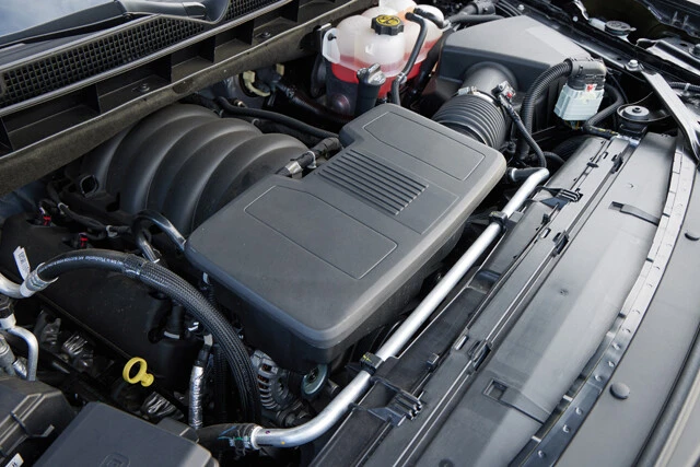 6.2リットルのV8OHVガソリンエンジンを搭載。最高出力は416PS、624Nmを誇る。ATは10速。遊覧船のごとくふわりと走る