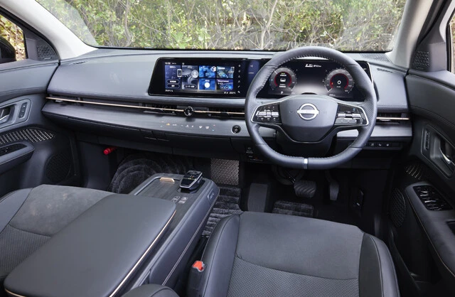 EVらしい近未来感のあるコックピット。クルマを起動させると、即座にエアコンの操作パネルが浮かび上がってくるのが面白い