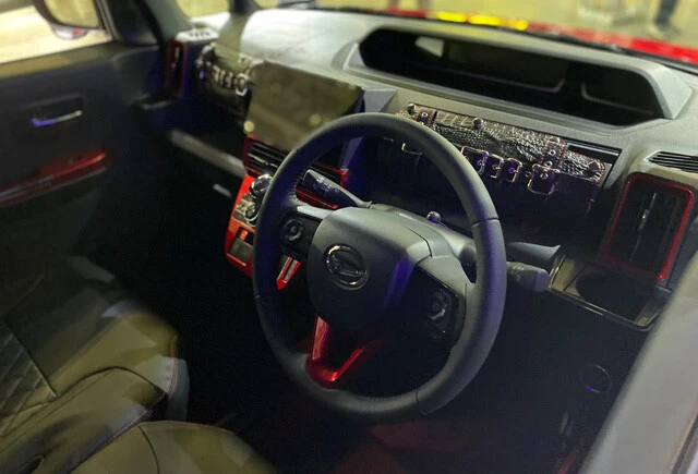 運転席で目を引くのはインパネの加飾。通常は樹脂製だが、革ジャン的な加飾がバーン!