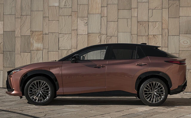 ボディサイズは全長4805㎜×全幅1895㎜×全高1635㎜。ホイールベースは2850㎜。一充電の走行距離は494㎞