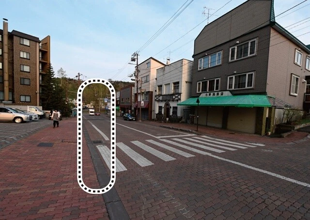 釧路市の標識が立っていない横断歩道。もし道路に雪が積もれば、どこが横断歩道なのかわからなくなってしまう。本来は丸で囲った場所に標識が必要だ