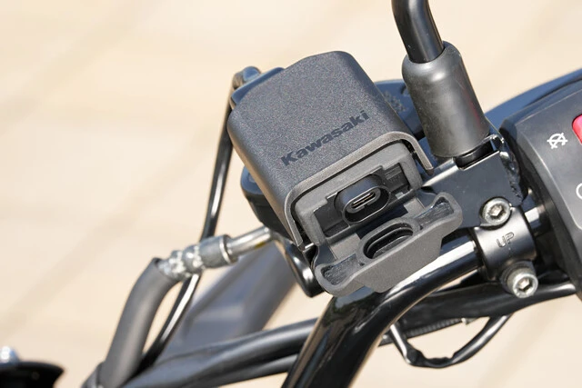 上級仕様のSEには、右ハンドルにスマホやナビの充電に便利なUSB-C電源ソケットを装備。雨風から保護する防水設計を採用