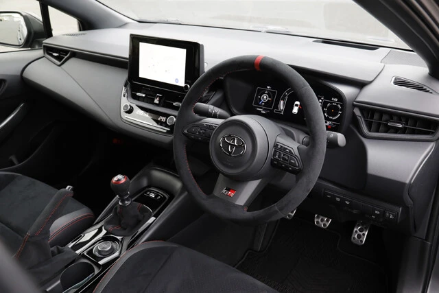 運転席、助手席共に専用のセミバケットシート。トランスミッションは6速のマニュアル