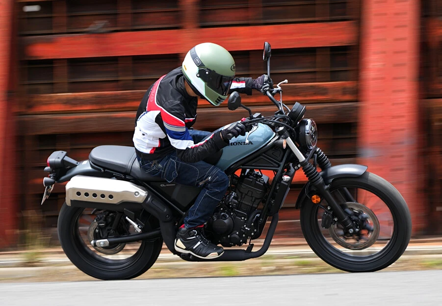 ホンダの開発陣は「舗装路からフラットダートまで幅広くこなせます」と豪語。ガッツリ試乗したアオキの感想はいかに!?