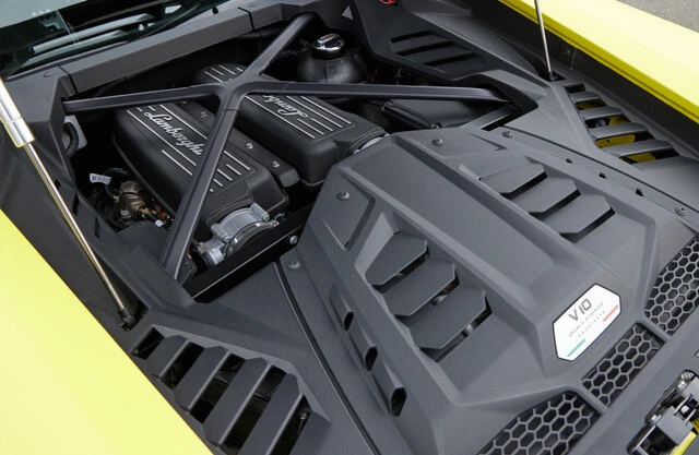 リアミッドに搭載される5.2リットルV10エンジンは、自然吸気ながら640PSと600Nmを発揮。サウンドは冗談抜きに迫力満点