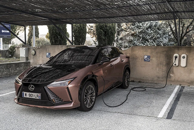 レクサスRZ　価格：880万～940万円　デザインのポイントは、フロントマスクとボディをシームレスにつなぐ「スピンドルボディ」を採用したこと