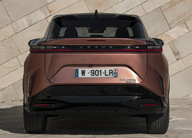 リアのランプは横一文字タイプで、ボディのワイドさを演出している。ルーフスポイラーは空力性能をアップ