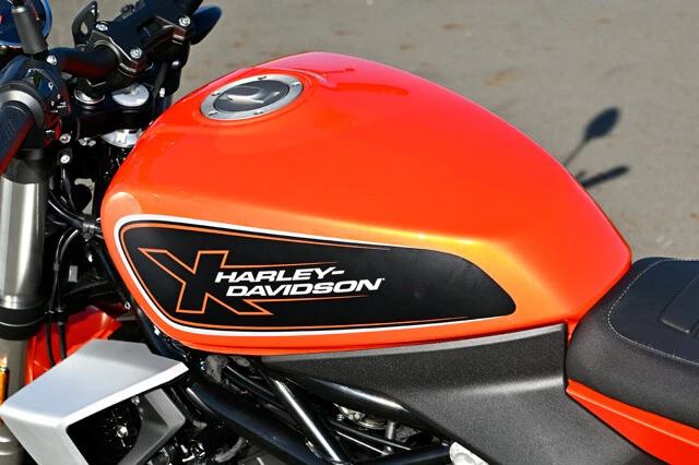 車体サイズは全長2110㎜×全幅785㎜×全高1110㎜。エンジンは並列2気筒を搭載