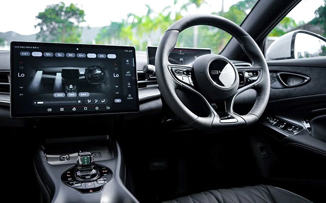 高い質感を誇るインテリア。目を引くのは15.6インチの巨大タッチモニター。縦向きから横向きへの回転も可能。日本発売は来春を予定