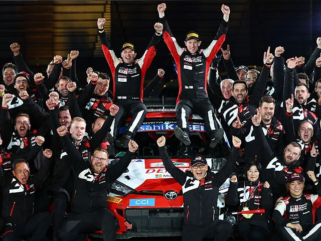 今回のラリージャパンではトヨタが表彰台を独占。レース後、ドライバーやスタッフが喜びを爆発させた。最前列の右手が勝田選手