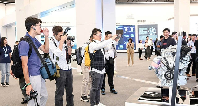 世界各国からジャーナリストがBYD本社に集まり取材。自動車研究家の山本シンヤ氏（中央）も展示物を撮影