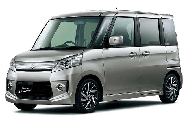 2代目 スペーシアカスタム（2017年～2023年）2代目はフロントマスクのオラオラ感をアップデート。実にイカツイ顔面に仕上がり、世の男たちを刺激しまくった。オプションのエアロもド派手だった