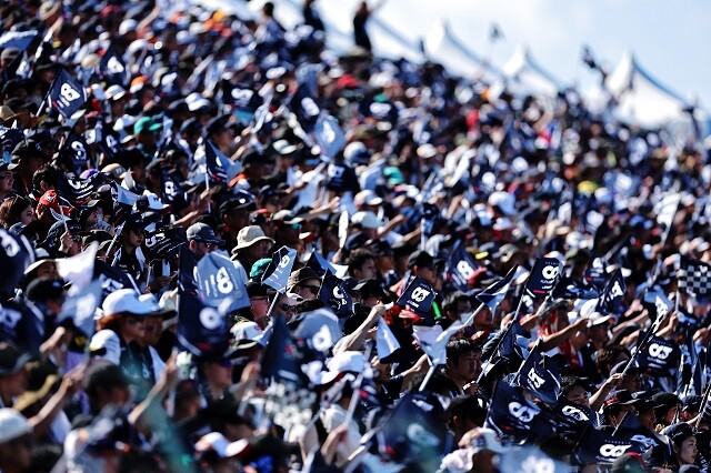 今年は天候に恵まれ、3日間の観客数はのべ22万2000人で、前年から2万2000人増加した。来年の日本GPは4月開催となる