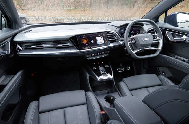 ハイテク感ハンパない室内なのだが、よくよく見ると、空調などはボタン式の操作となる