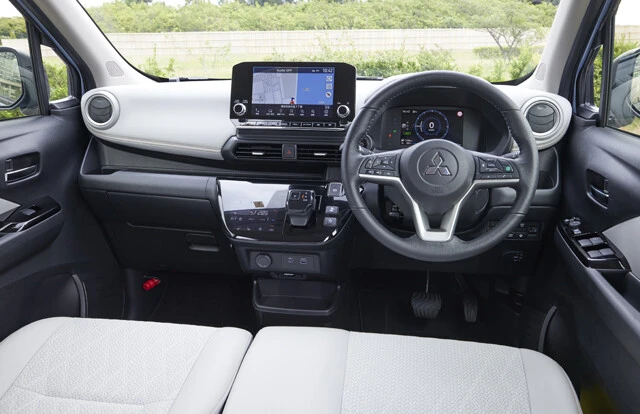 コックピットはデジタルメーターやナビ画面、シフトセレクター周辺は専用となるが、それ以外はほぼeKのガソリンモデルと同じ
