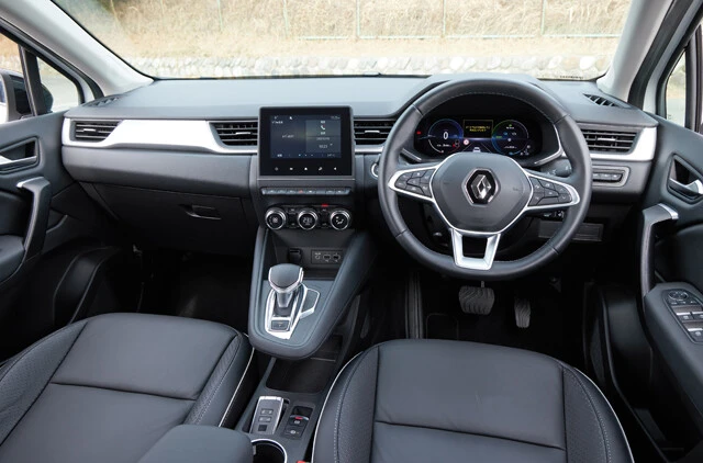 メーターは10.2インチのフルデジタル。ダッシュボード中央には7インチのマルチメディアシステムが鎮座する