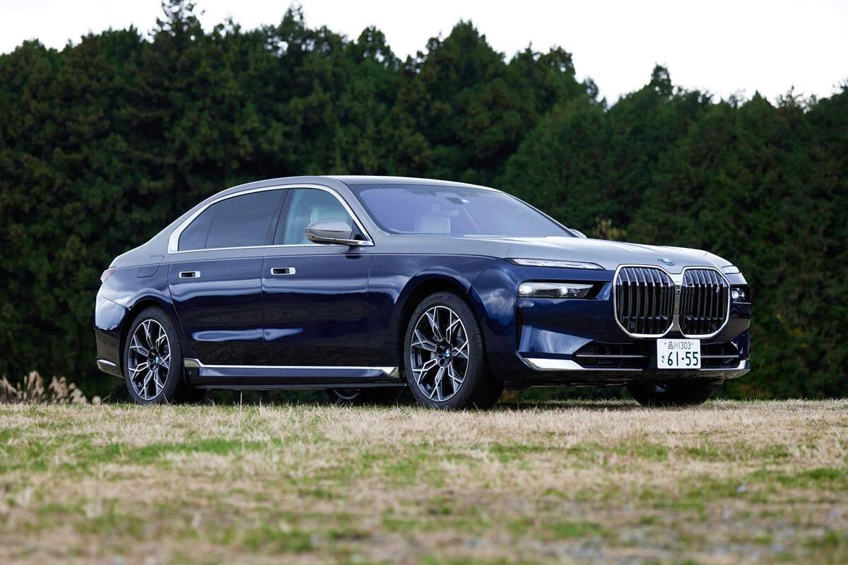 顔面の迫力は他の追随を許さないBMWのフラグシップEV「i7」。バッテリーの容量は鬼の101.7kWh。航続距離はWLTCモードで650km