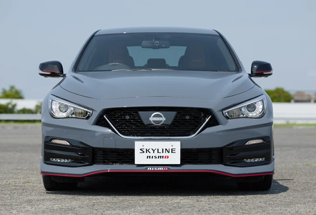 日産 スカイラインニスモ 価格:788万400~847万円 スカイラインニスモのベースは2019年に追加されたスカイライン400R。フロントバンパーは冷却機能を高める専用設計になっている