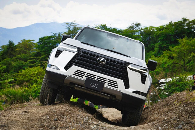 レクサス GX 文句ナシの悪路走破性を披露した新型GX。ニッポンでの発売は来年を予定。ちなみに世界累計販売台数は約54万台を誇る