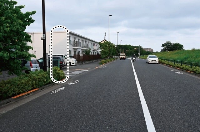 東京都調布市の多摩川沿いに延びる都道のT字路にある横断歩道には、右左折車への横断歩道を示す標識が設置されていない場所が複数あった。丸で囲った場所に標識が必要