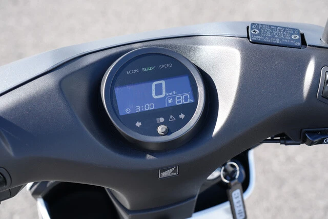 反転液晶表示のフルデジタルメーターを採用。バッテリーの残量や走行モードなどの確認もできる