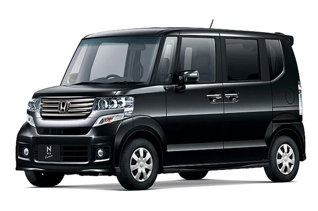 初代 N-BOXカスタム（2011年～2017年）実は「30代の子育てに励む女性をターゲットに開発された」という初代。しかし、このカスタムは男心をガツンと刺激。想定外の爆売れとなった