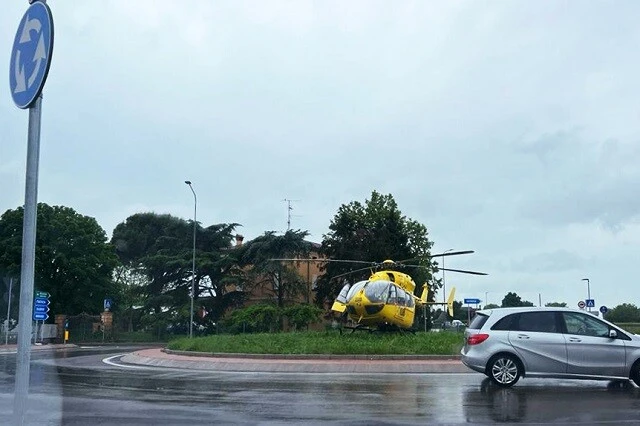 ラウンドアバウトの真ん中で待機する緊急ヘリ